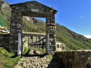 Corno Birone col gioiello romanico di S. Pietro al Monte da Civate-24apr23- FOTOGALLERY